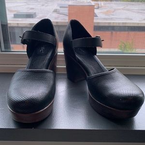 boc Natasha clogs. Size 7. Black.